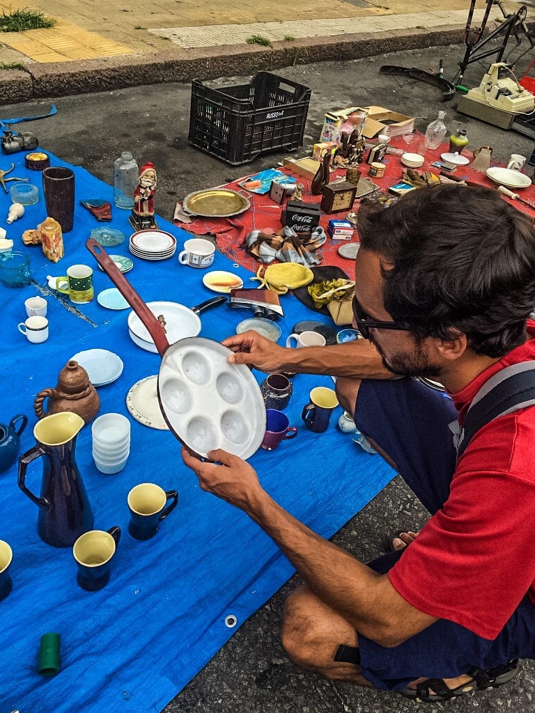 Feira de rua de Montevidéu comercializa utensílios impensáveis