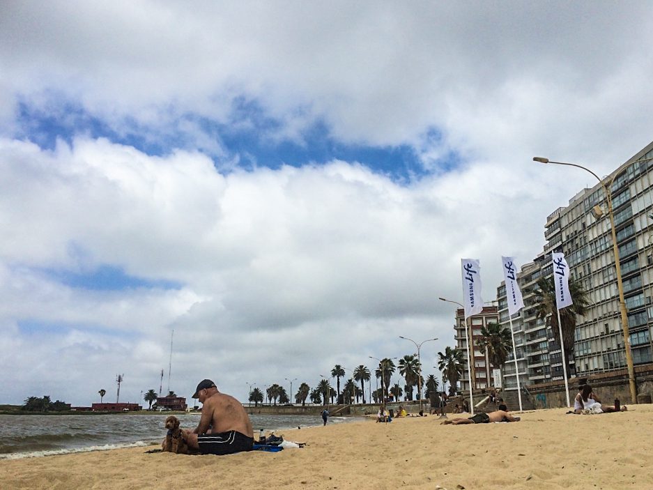 Calçadões e praias de Montevidéu ficam movimentadas no verão