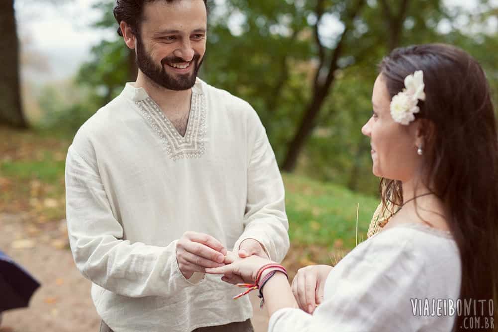 Troca de alianças durante cerimônia pagã de casamento em Vilnius, na Lituânia