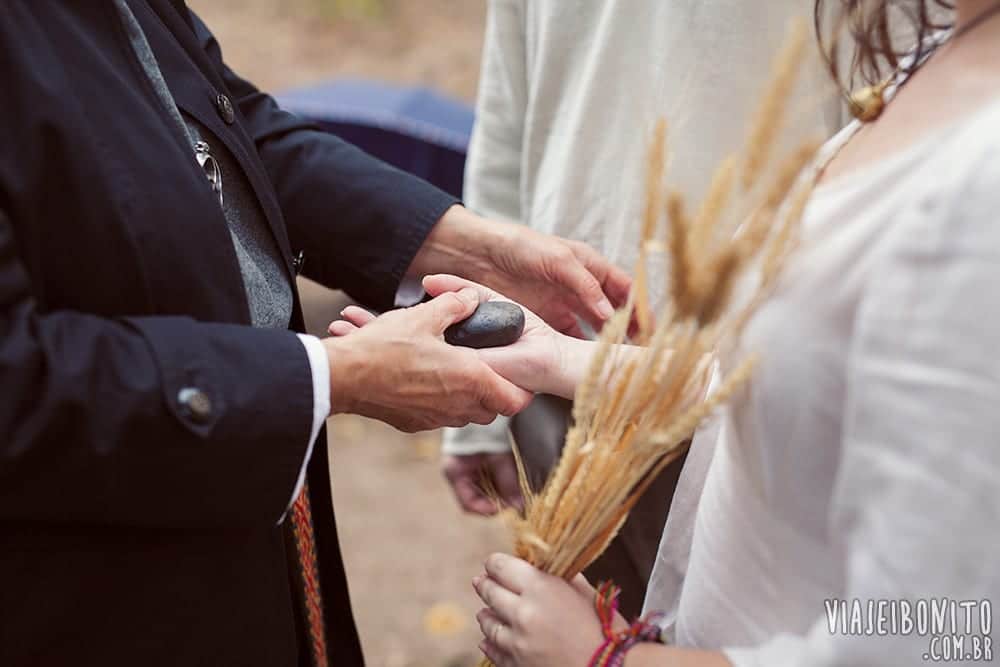 Troca de alianças durante cerimônia pagã de casamento em Vilnius, na Lituânia