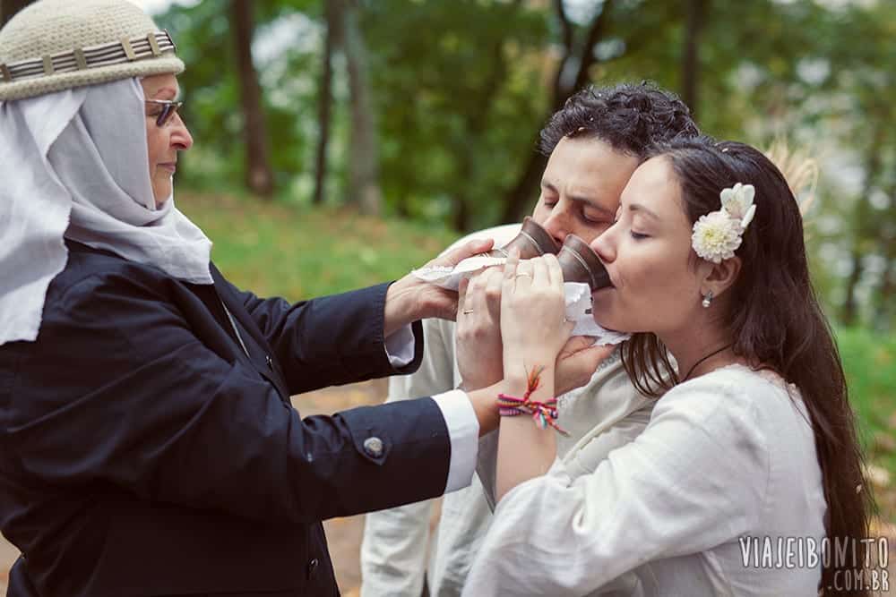 Hidromel servido em cerimônia pagã de casamento em Vilnius, na Lituânia
