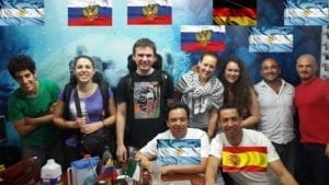 Gente do mundo inteiro se reúne no Dal Bo, party hostel de Caracas, na Veneuela