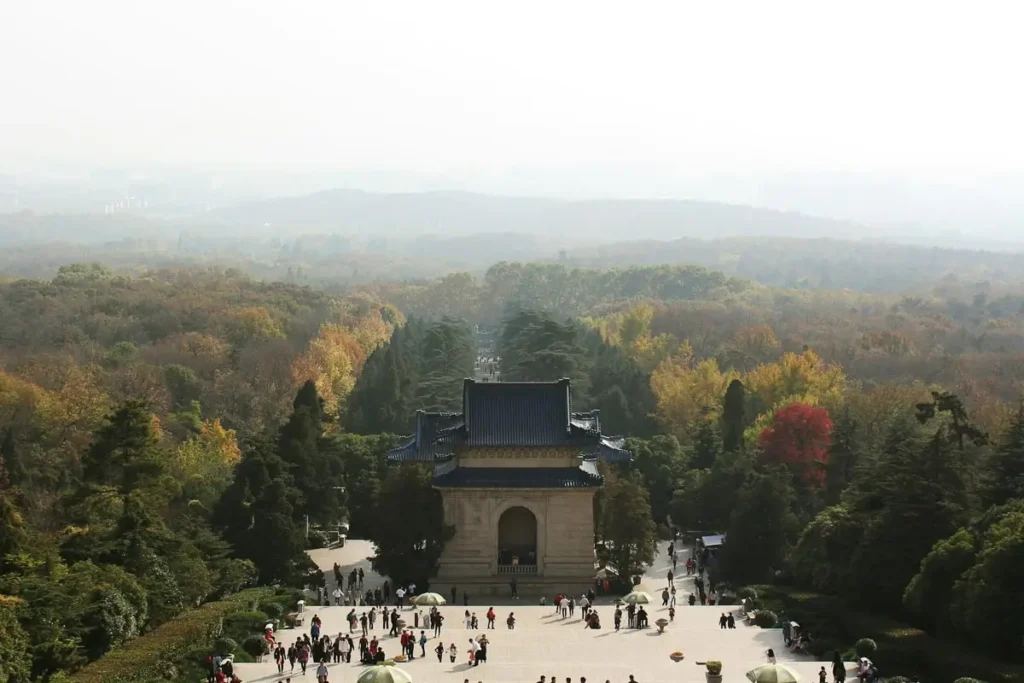 Mausoléu de Sun Yat-sen, localizado na Montanha Púrpura, um dos principais pontos turísticos de Nanquim
