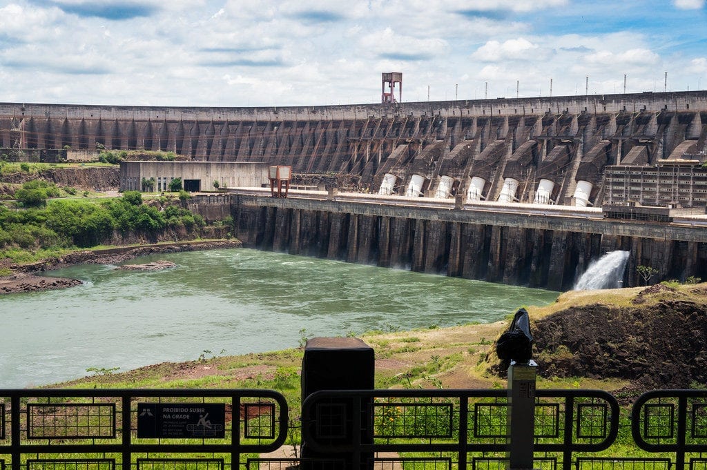 A Usina Hidrelétrica de Itaipu é binacional, pertencendo ao Brasil e ao Paraguai