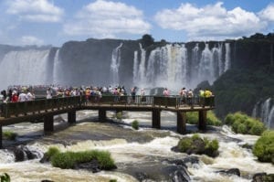 Multidão vidrada nas Cataratas do Iguaçu, no estado do Paraná, sul do Brasil