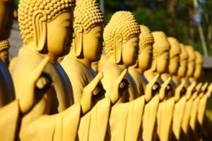 O templo budista é boa opção pra relaxar no final de tarde imerso em costumes diferentes Seja respeitoso