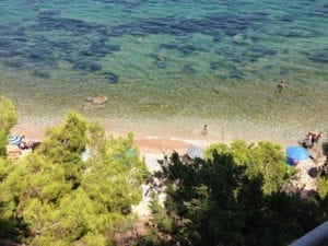 É necessário percorrer uma trilha até a praia de Kokkino Limmanaki, em Atenas, mas vala a pena