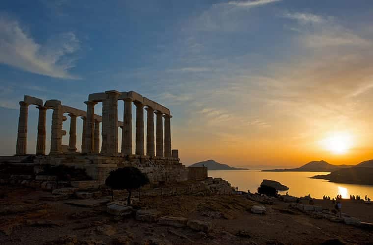 O pôr do sol no Templo de Poseidon, em Sounion, Atenas