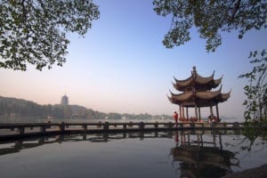 Lago do Oeste e Torre Leifeng ao fundo, em Hangzou, nos arredores de Xangai, na China