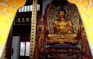 O Templo de Lingyin é um dos maiores da China e é ambiente de serenidade