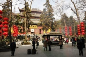 No pátio do Templo de Lingyin, em Hangzhou, na China