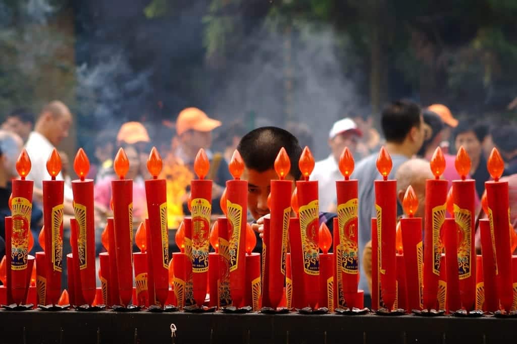 Turistas e fiéis no Templo de Lingyin, em Hangzhou, na China