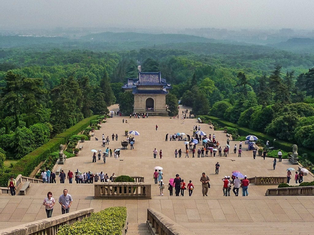 Existem várias atrações na Montanha Púrpura como esse imponente mausoléu de Sun Yat-Sen, um político chinês