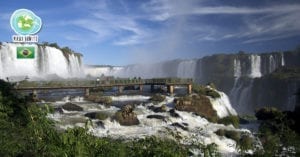 Cataratas do Iguaçu, uma das Sete Maravilhas da Natureza, na divisa entre Brasil e Argentina