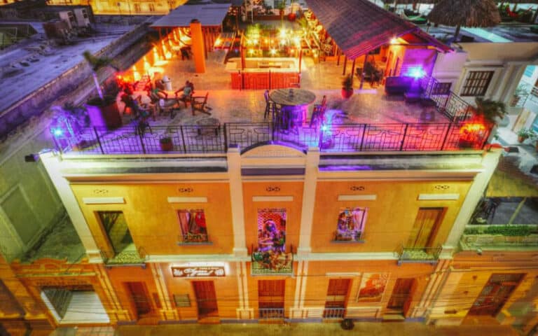 Rooftop bar em party hostel na Colômbia