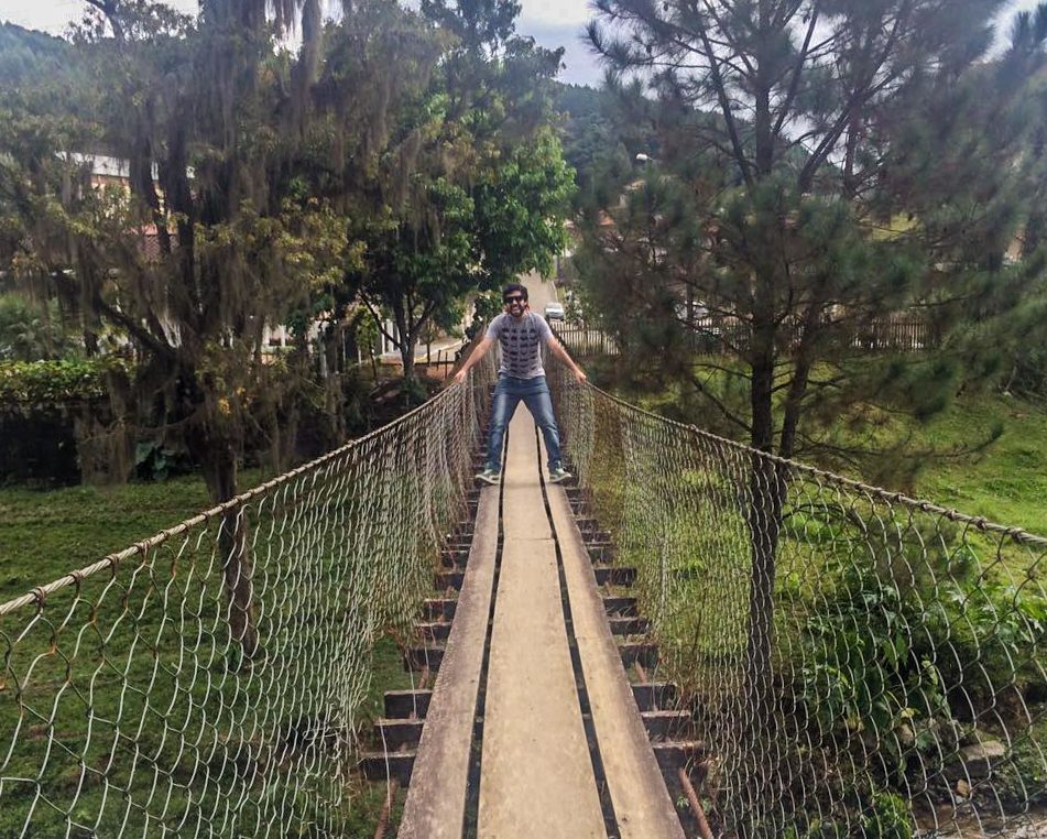 A vertiginosa ponte de madeira e cordas em São Bonifácio, município de Santa Catarina, Brasil