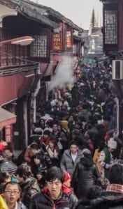 Atravessar a feira tradicional de Qibao em horários de pico pode se tornar um grande desafio