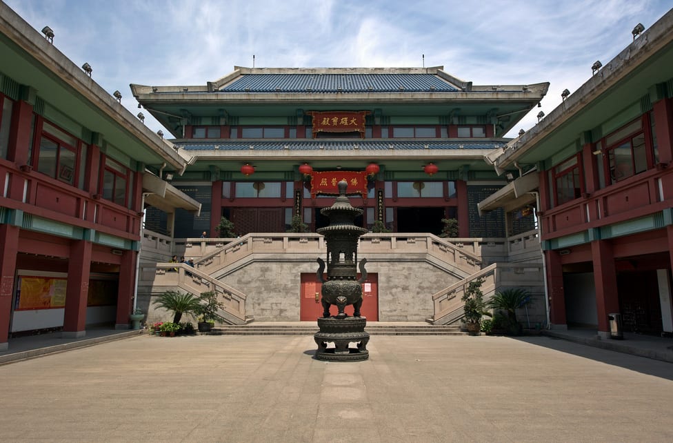 Interior do templo na cidade tradicional de Qibao, na China