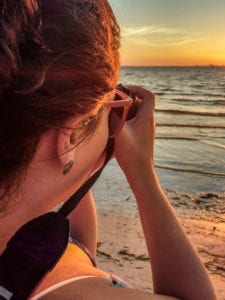 Gisele fotografando o pôr do sol em Little Harbor Marina, Ruskin, Flórida