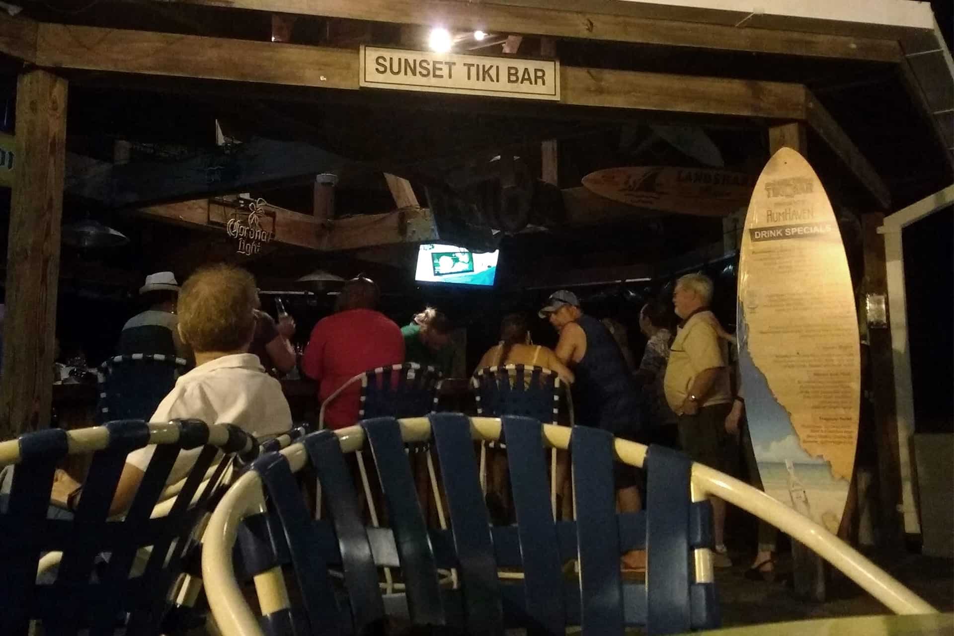 Sunset Tiki Bar, em Little Harbor Marina, Ruskin, Flórida