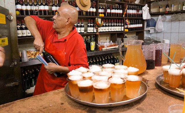 Não saia da Piojera sem antes tomar a bebida típica: o terremoto