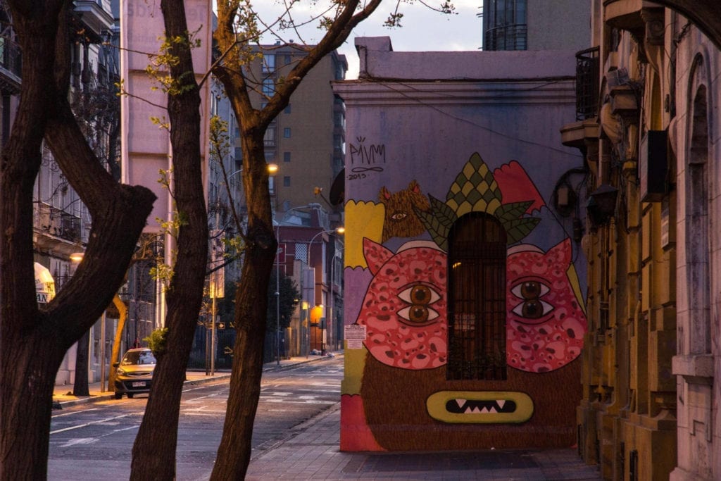 Yungay, bairro cercado de restaurantes e chafés charmosos, possui um clima incomparável e ruas que se transformam em obras de grafite e street art