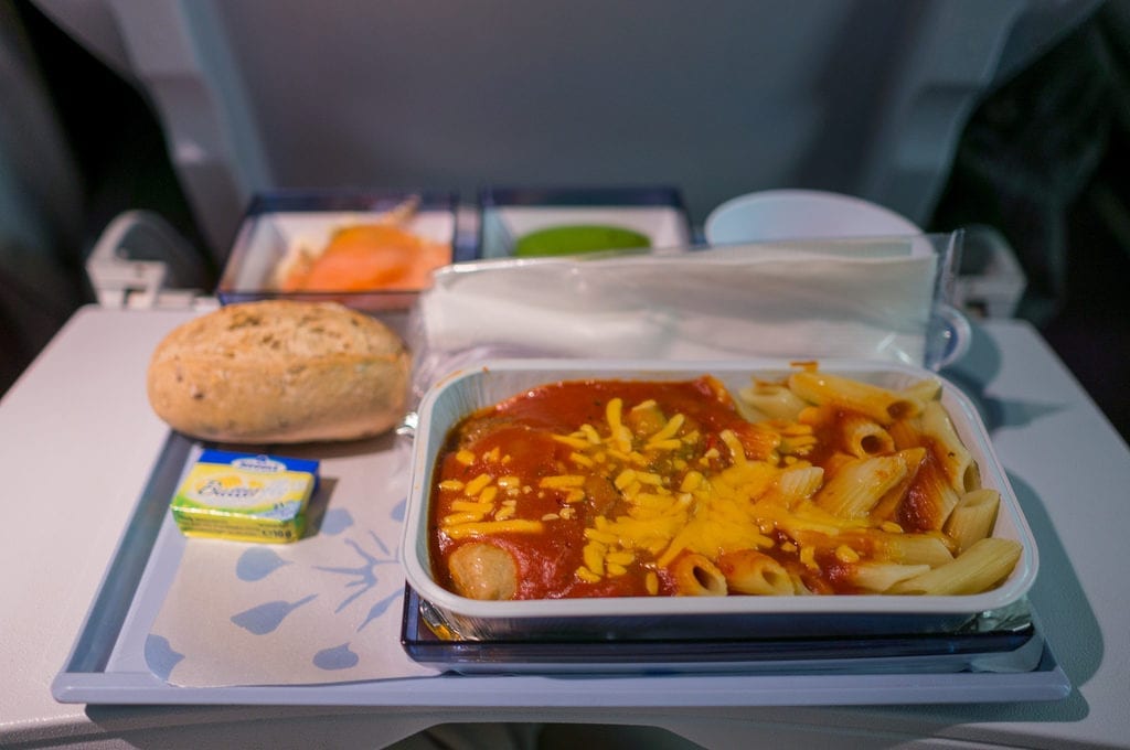 Saciar a fome é essencial para conseguir dormir durante o voo