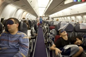Cubra os olhos para conseguir dormir durante o voo