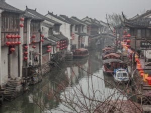 Suzhou é uma cidade linda, porém difícil de andar. O transporte é precário, as atrações ficam distantes umas das outras e a cidade é de difícil locomoção por conta dos canais
