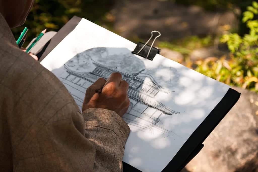 Homem desenhando no Jardim do Administrador Humilde, em Suzhou, China