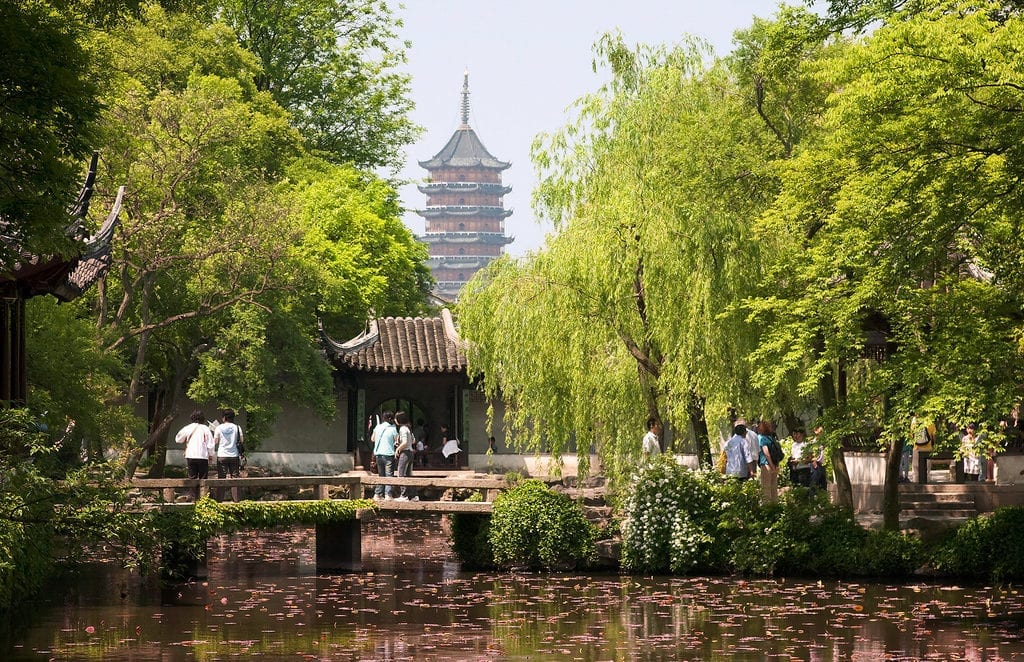 Ao fundo, a vista da torre de um pagode em Suzhou, China