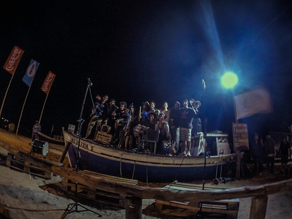Não é raro topar com apresentações artísticas e culturais na orla da Playa de los Pescadores à noite
