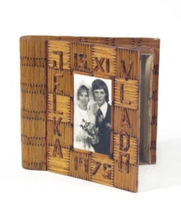 Caixa feita de palitos de fósforo pelo marido quando estava no exército. O casamento terminou 18 anos depois, quando ele foi morar com outra mulher