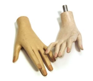 Mãos de manequins que presenciaram uma relação de amor e ódio que durou 5 anos