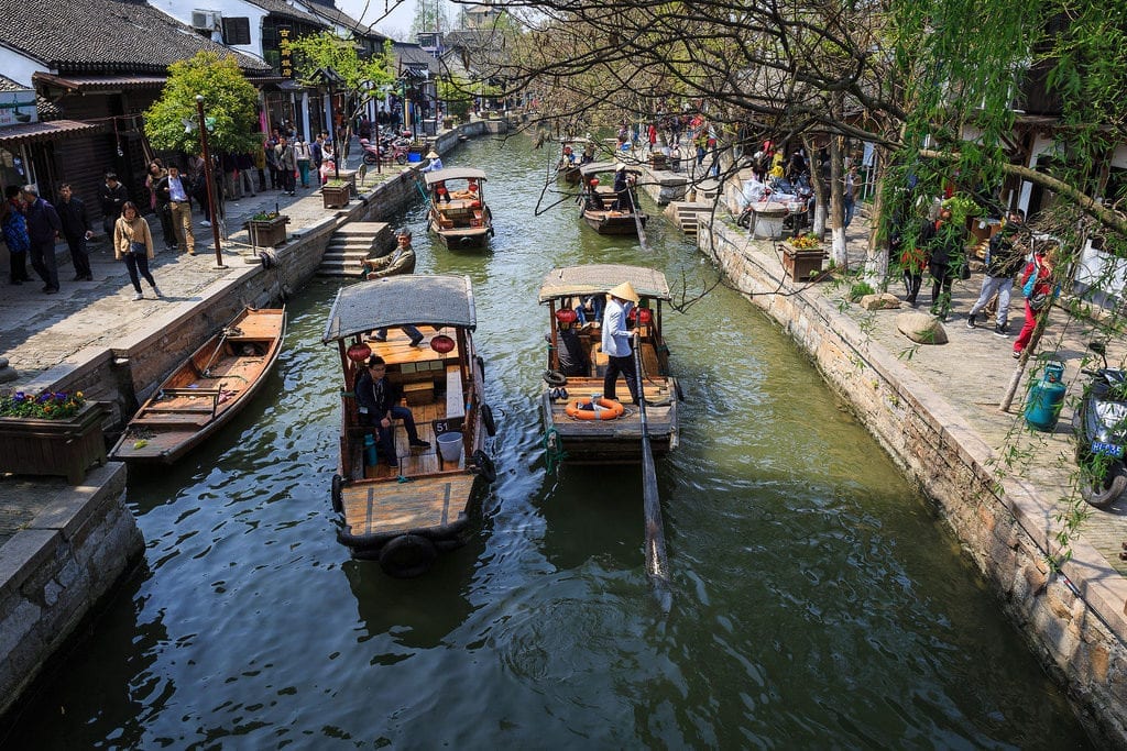 Gôndolas em um dos canais de Zhujiajiaozhen, a Veneza da China