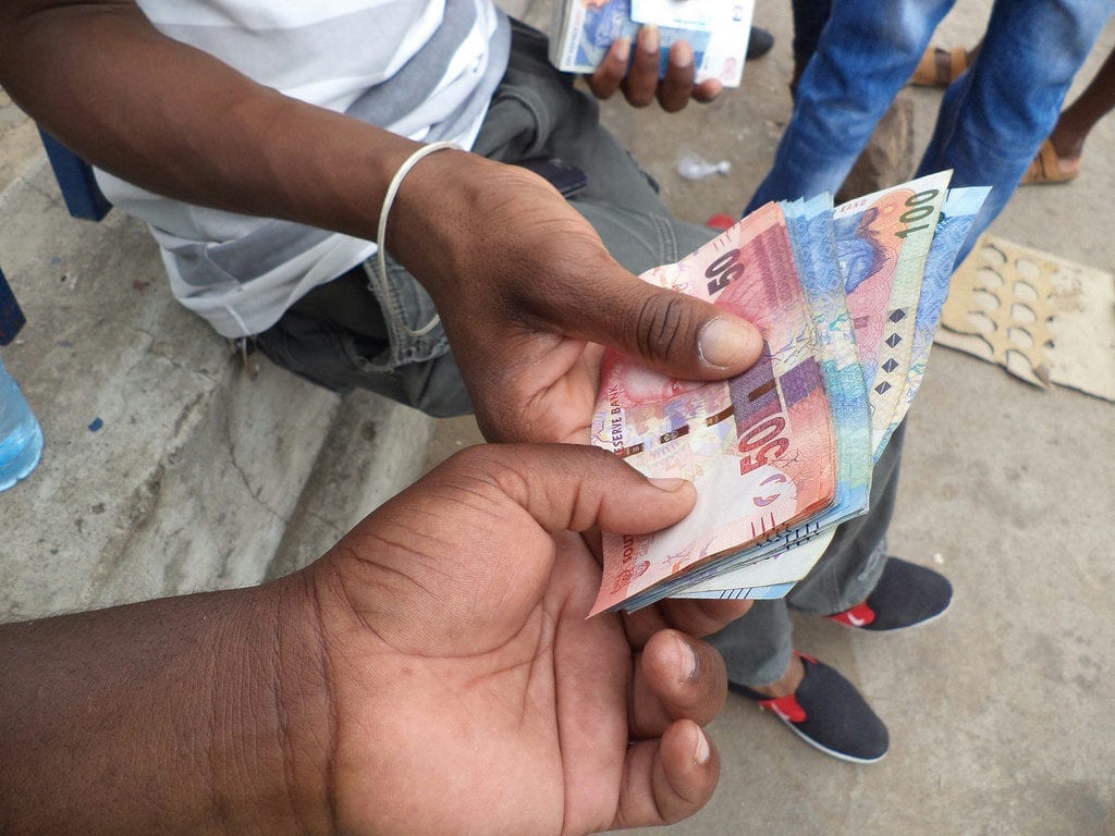 Evite trocar dinheiro com cambistas para não receber dinheiro falso