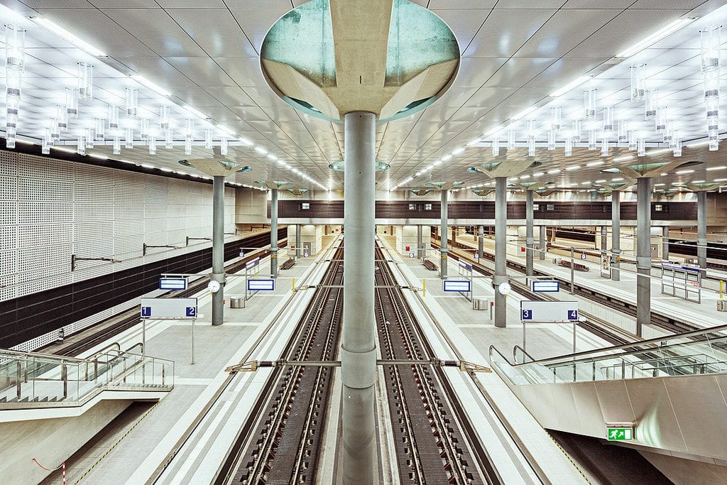 As estações de trem são gigantescas e muitas vezes futuristas, como esta, a Berlin Hauptbahnhof