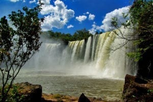 A forte queda d’água da Cachoeira de São Romão, na Chapada das Mesas, é destaque no Maranhão