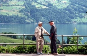 Velhos amigos colocando o papo em dia em Interlaken, Suíça
