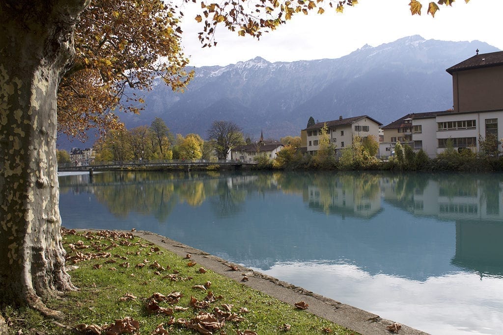 A bela Interlaken é acompanhada por belíssimos lagos e funciona como suporte de turismo para os Alpes Suíços