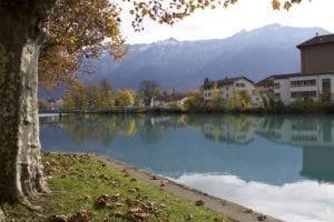 A bela Interlaken é acompanhada por belíssimos lagos e funciona como suporte de turismo para os Alpes Suíços