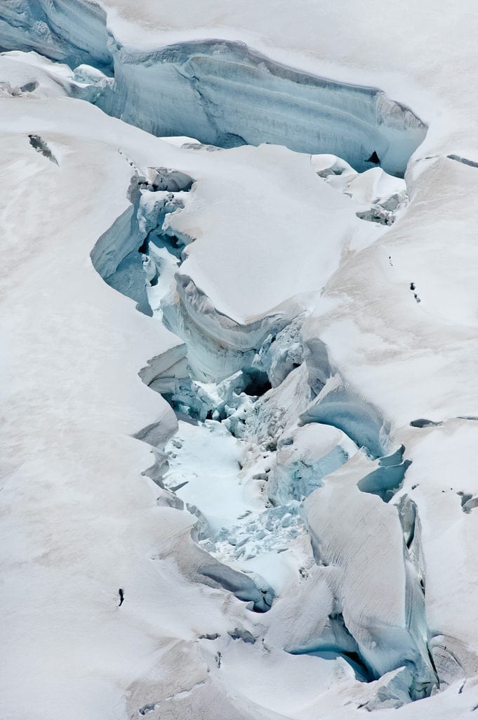 Reparem como as pessoas somem em meio às montanhas geladas de Jungfraujoch, na Suíça