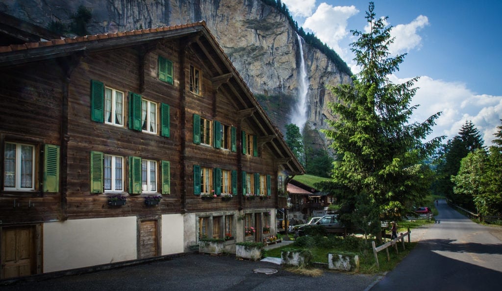 Construções de maneira ajudam a compor um belo cenário em Lauterbrunnen, na Suíça