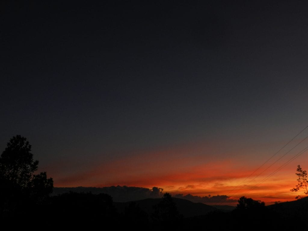 Pôr do sol visto do mirante da entrada da cidade de Lavras Novas, Minas Gerais