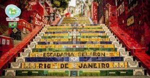 A escadaria Selarón é um dos maiores patrimônios da cidade. Uma obra de arte urbana com azulejos de vários países do mundo