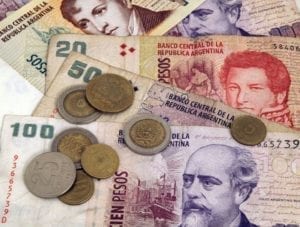 Notas e moedas de pesos argentinos