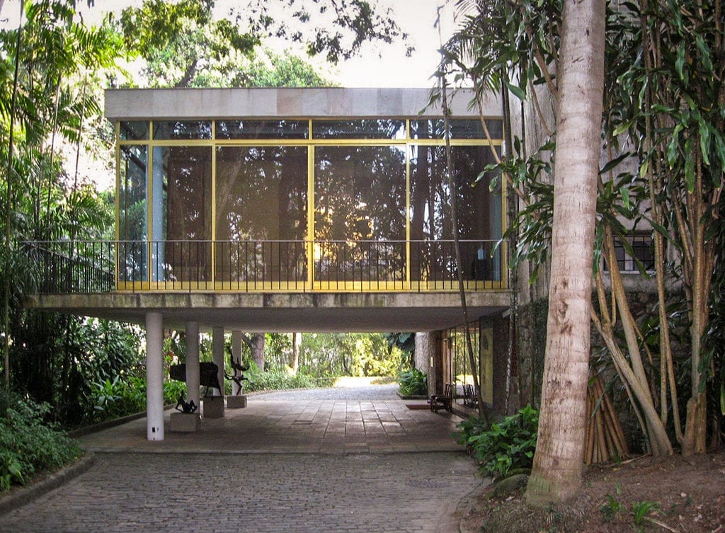 O Museu Chácara do Céu possui lindos jardins com lagos, gramado e árvores