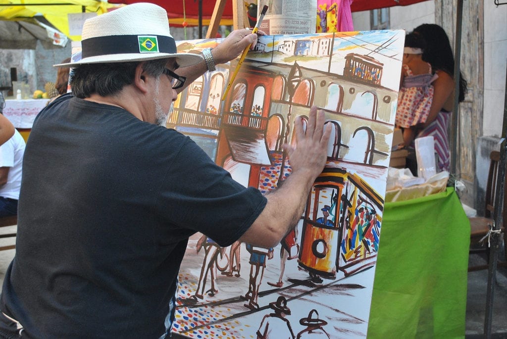O bairro Santa Teresa transpira arte e é o lugar certo para quem procura por passeios alternativos no Rio de Janeiro