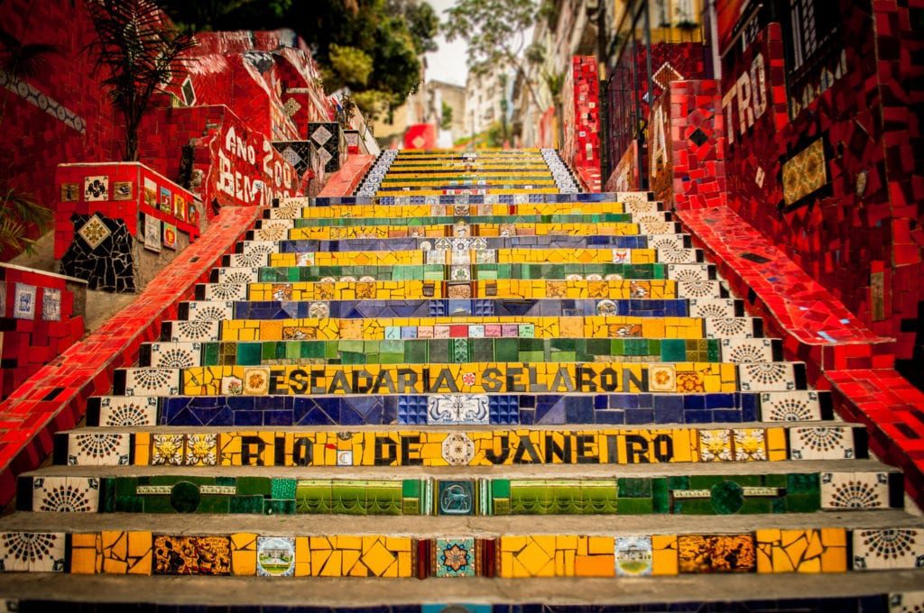 A escadaria Selarón é um dos maiores patrimônios da cidade. Uma obra de arte urbana com azulejos de vários países do mundo