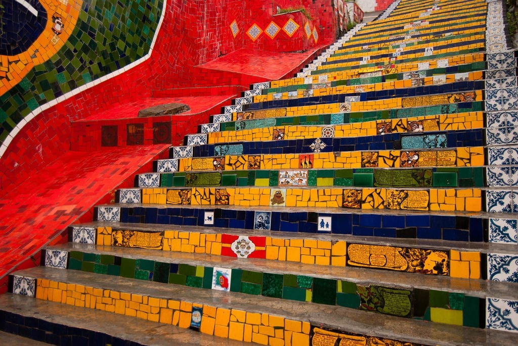 A Escadaria Selarón está localizada a poucos passos dos Arcos da Lapa e dá acesso ao bairro Santa Teresa, no Rio de Janeiro